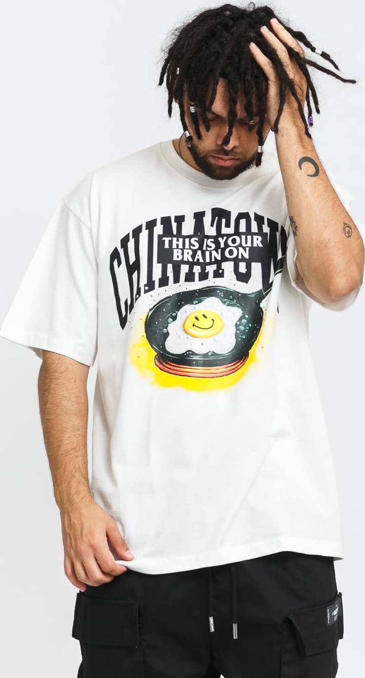 Chinatown Market Smiley Brain On Fried Tee bílé M