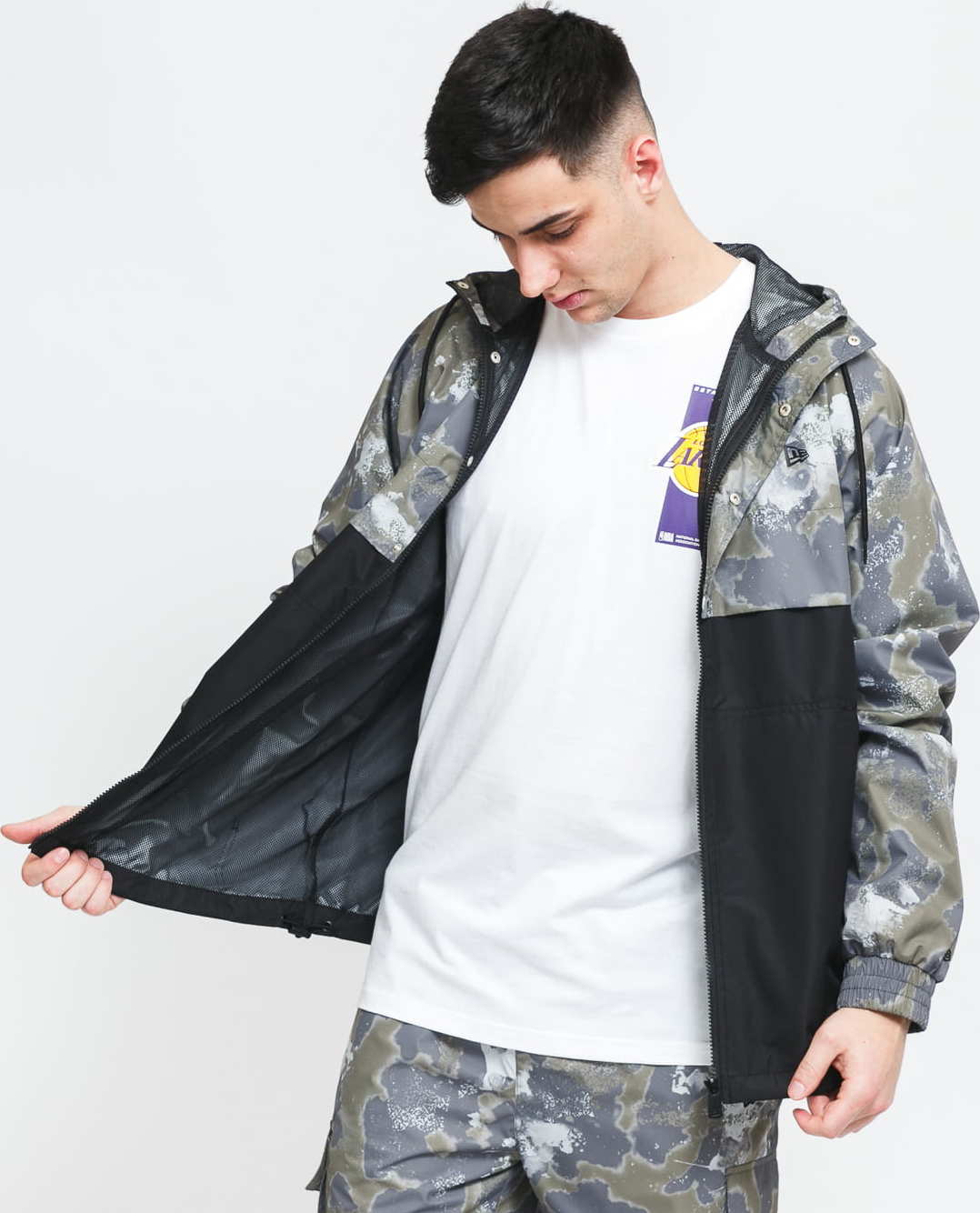 New Era Outdoor Utility AOP Windbreaker šedá / olivová / černá XL
