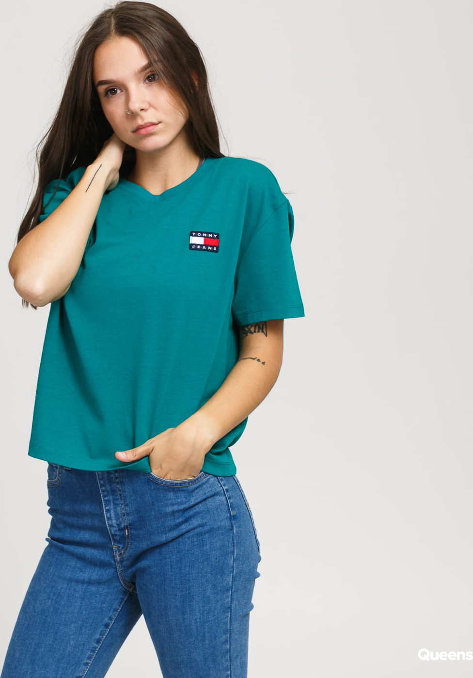 TOMMY JEANS W Tommy Badge Tee tmavě zelená L